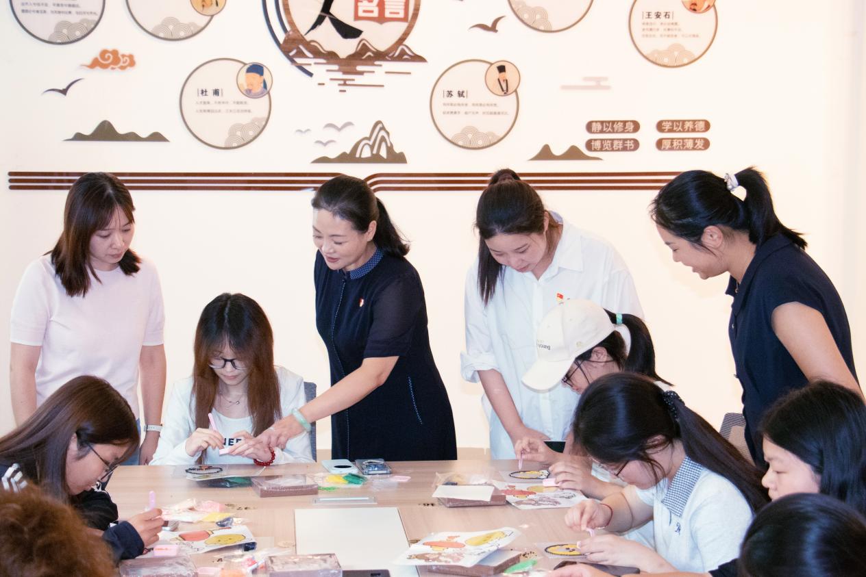 月满中秋聚同心 携手统战叙温情 —— 英国365集团开展 “情暖中秋・拼豆手作” 主题活动
